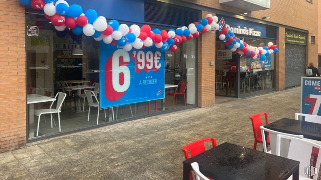 Retail for sale at Zona PAU Carabanchel, Carabanchel, Madrid, 28054 with chair, furniture, window, building, balloon, lighting, table, leisure, event and party supply around