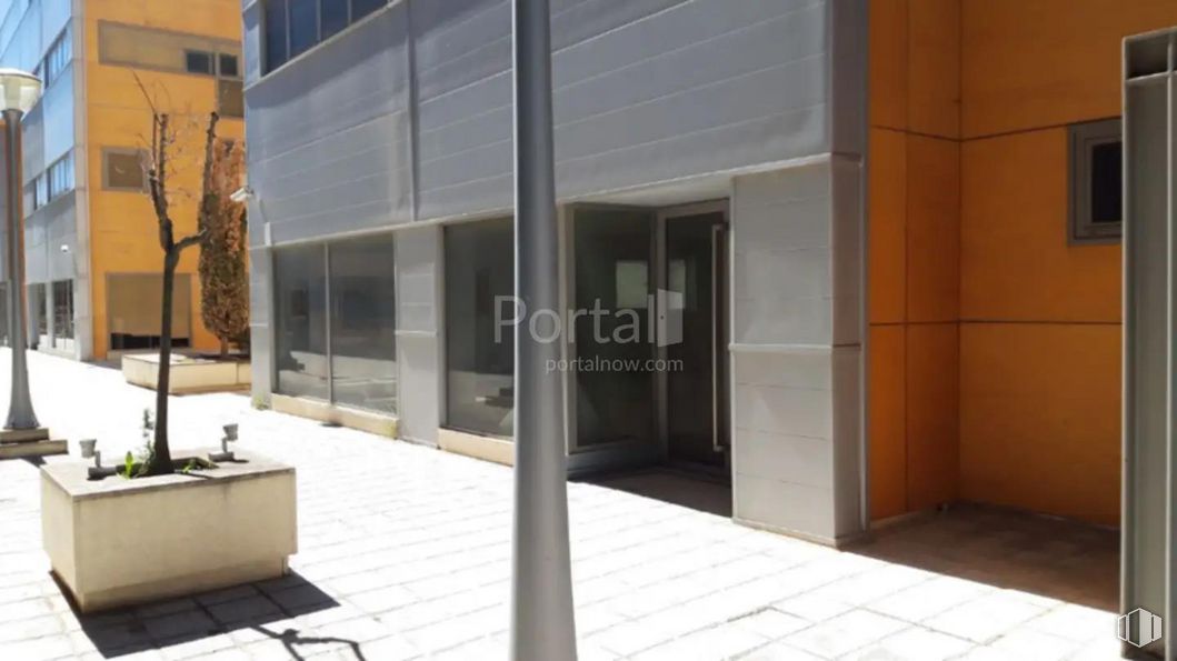 Local en venta en Calle Francisco Aritio, Guadalajara, 19004 con maceta, planta, interiorismo, sombra, puerta, suelo, suelos, condominio, ladrillo y vidrio alrededor