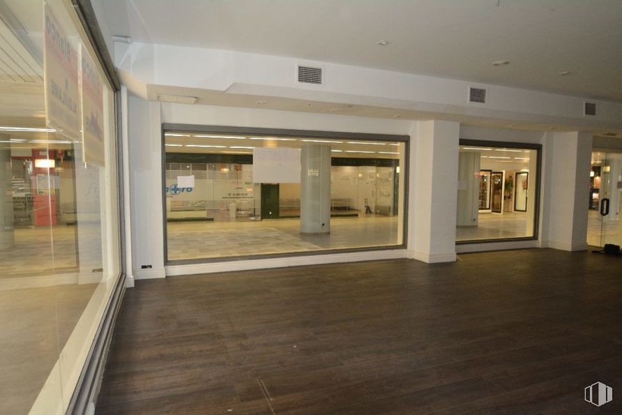 Retail for rent at Zona El Burgo, Las Rozas de Madrid, Madrid, 28231 with hall, building, wood, picture frame, fixture, flooring, floor, real estate, window and hardwood around