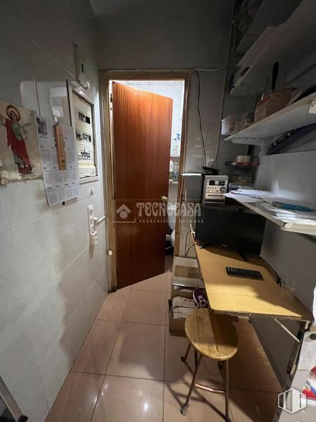 Local en venta en Calle Rojas Zorrilla, Alcalá de Henares, Madrid, 28805 con puerta, mesa, escritorio, diseño automovilístico, interiorismo, suelo, suelos, madera, espacio y suelo de baldosas alrededor