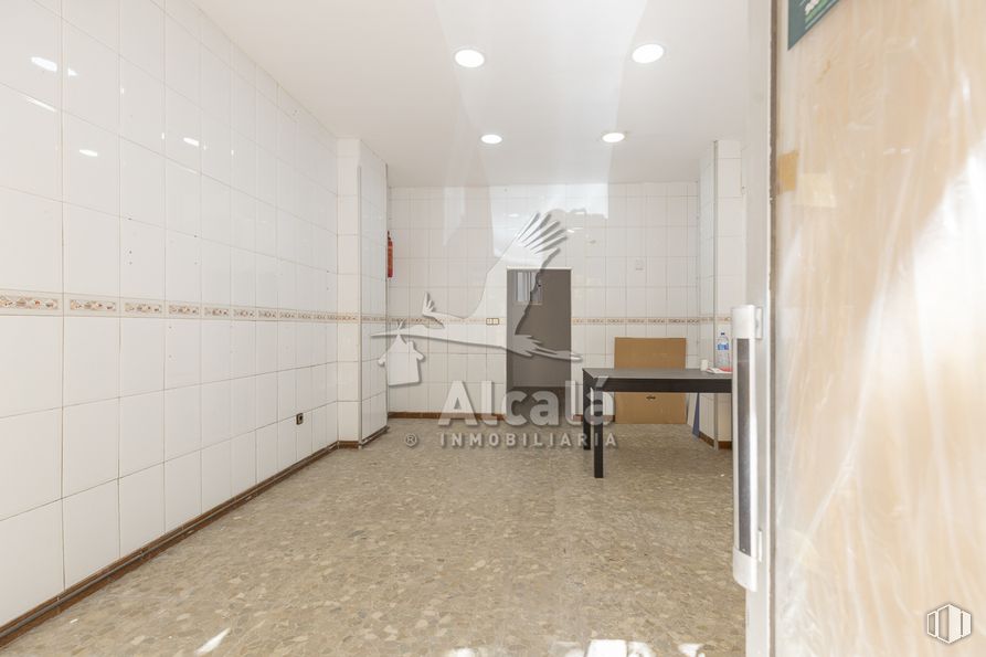 Retail for sale at Zona centro, Alcalá de Henares, Madrid, 28805 with fixture, floor, flooring, wood, hall, building, ceiling, beige, hardwood and composite material around