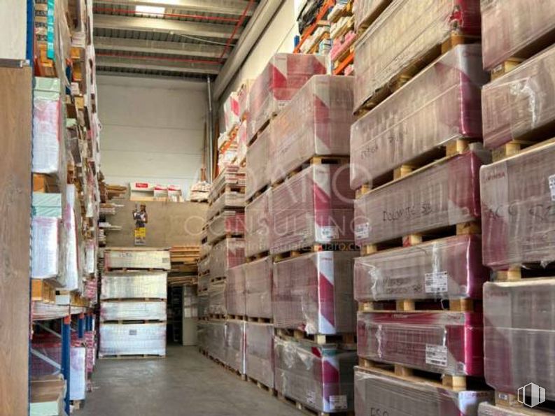 Industrial for rent at Zona industrial, Villaverde, Madrid, 28021 with building, shelving, wood, retail, warehouse, floor, customer, flooring, publication and shelf around