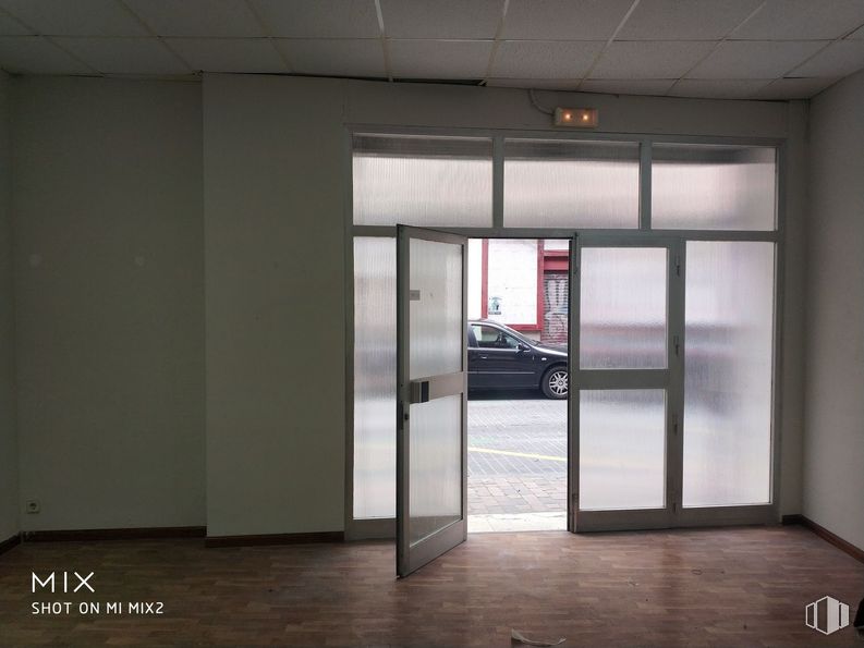 Retail for rent at Calle Artistas, 26, Tetuán, Madrid, 28020 with door, car, automotive lighting, fixture, automotive design, vehicle, vehicle door, wheel, automotive exterior and floor around