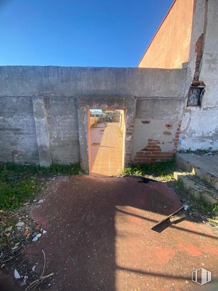 Retail for sale at Avenida Playa de Escalona, Escalona, Toledo, 45910 with door, plant, sky, road surface, tints and shades, art, building, landscape, tower and concrete around