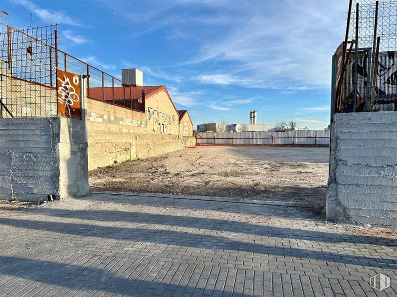 Suelo en alquiler en Calle Bernarda García, 14, Vicálvaro, Madrid, 28052 con pared, material compuesto, hormigón, albañilería, material de construcción, ladrillo, valla, sombra, pasarela y vallado de viviendas alrededor