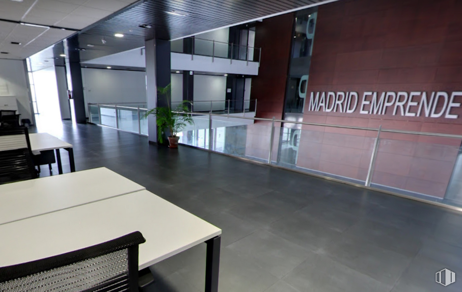 Oficina en alquiler en Calle Cidro, 3, Carabanchel, Madrid, 28044 con mesa, planta de interior, mesa, mueble, propiedad, planta, accesorio, silla, edificio y propiedad material alrededor