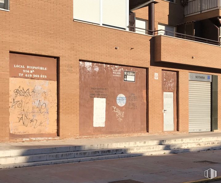 Local en alquiler en Calle Estanislao Zazo, 37, Humanes de Madrid, Madrid, 28970 con edificio, madera, ventana, albañilería, superficie de carretera, ladrillo, casa, barrio, fachada y acera alrededor