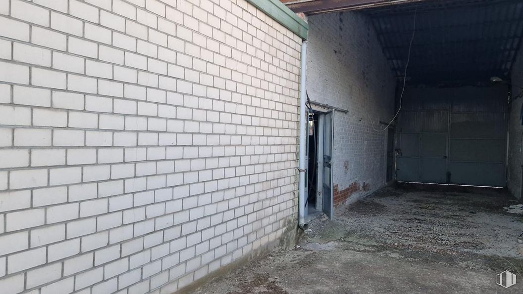 Industrial for sale at Calle Fábrica, La Mata, Toledo, 45534 with door, building, grey, wood, brickwork, composite material, brick, gas, road surface and building material around