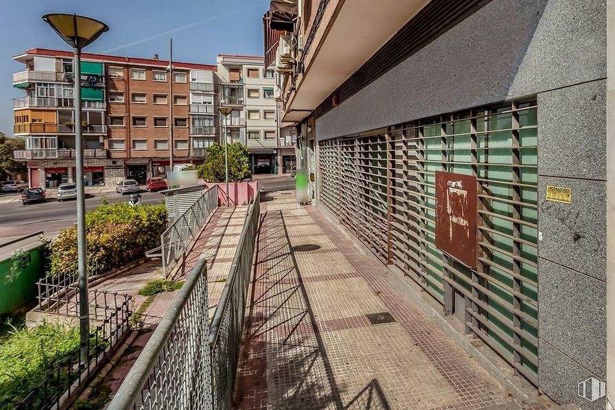 Retail for sale at Plaza Pablo Picasso, Alcobendas, Madrid, 28100 with building, plant, window, sky, road surface, street light, urban design, tree, condominium and house around