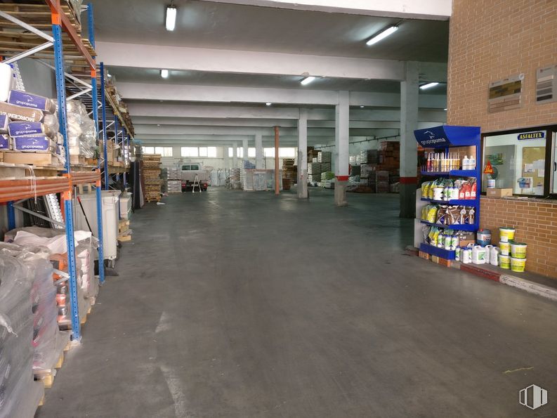 Nave en alquiler y venta en Zona industrial Ensanche Vallecas, Villa de Vallecas, Madrid, 28031 con productos envasados, estante, publicación, estantería, venta minorista, suelo, edificio, almacén, servicio y mercado alrededor