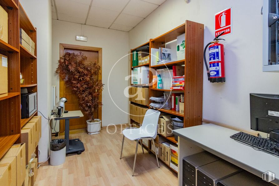 Oficina en venta en Calle Valentín Beato, San Blas - Canillejas, Madrid, 28053 con teclado del ordenador, estantería, silla, mesa, mueble, estante, estantería, arquitectura, interiorismo y escritorio alrededor