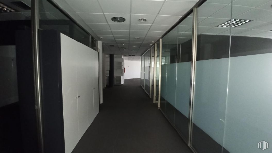 Office for sale at Calle Cólquide, Las Rozas de Madrid, Madrid, 28230 with fixture, flooring, floor, building, door, ceiling, hall, glass, aluminium and room around