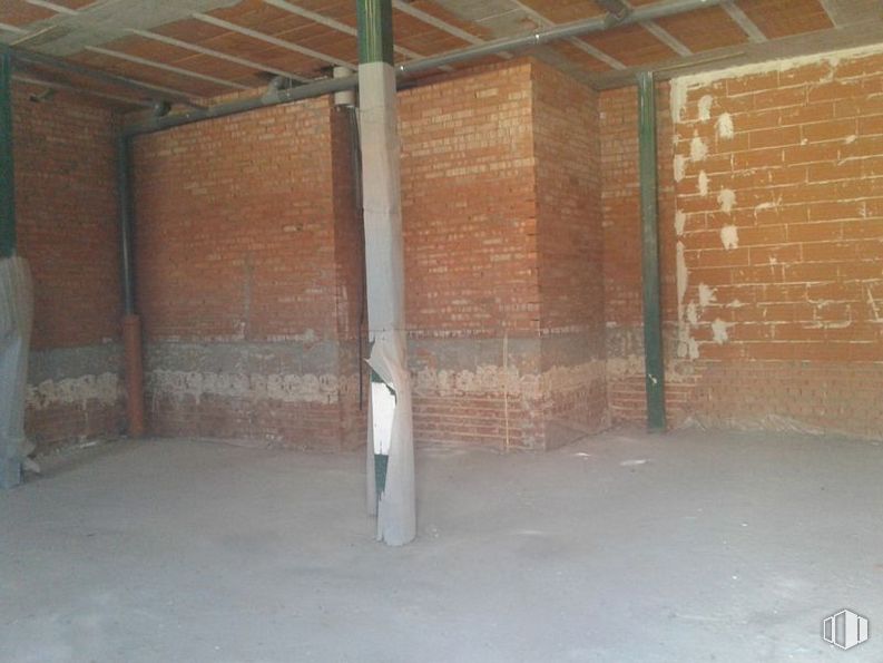 Retail for sale at Calle Silos, 2, Seseña, Toledo, 45224 with building, wood, floor, wall, flooring, brick, composite material, brickwork, building material and tints and shades around