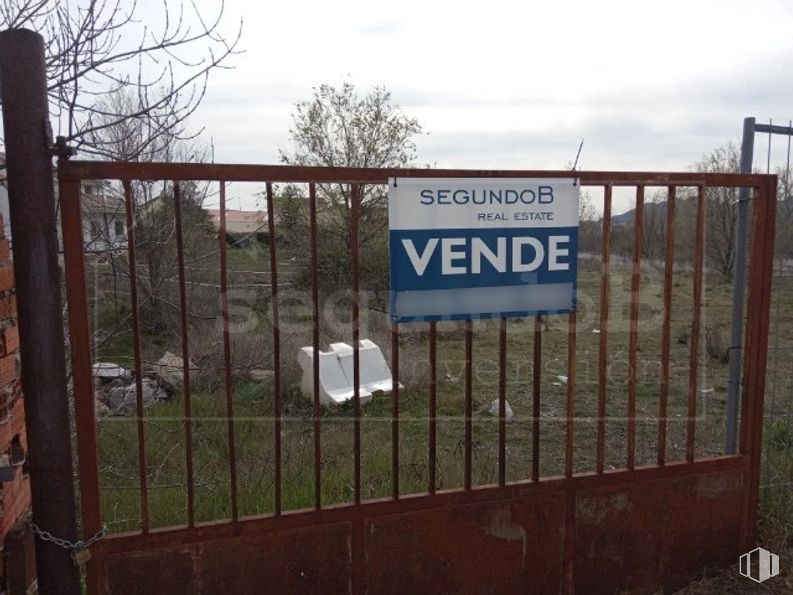 Land for sale at Calle Cruz Caídos, 12, Lozoyuela-Navas-Sieteiglesias, Madrid, 28752 with sky, cloud, fence, plant, tree, land lot, wire fencing, mesh, grass and gas around