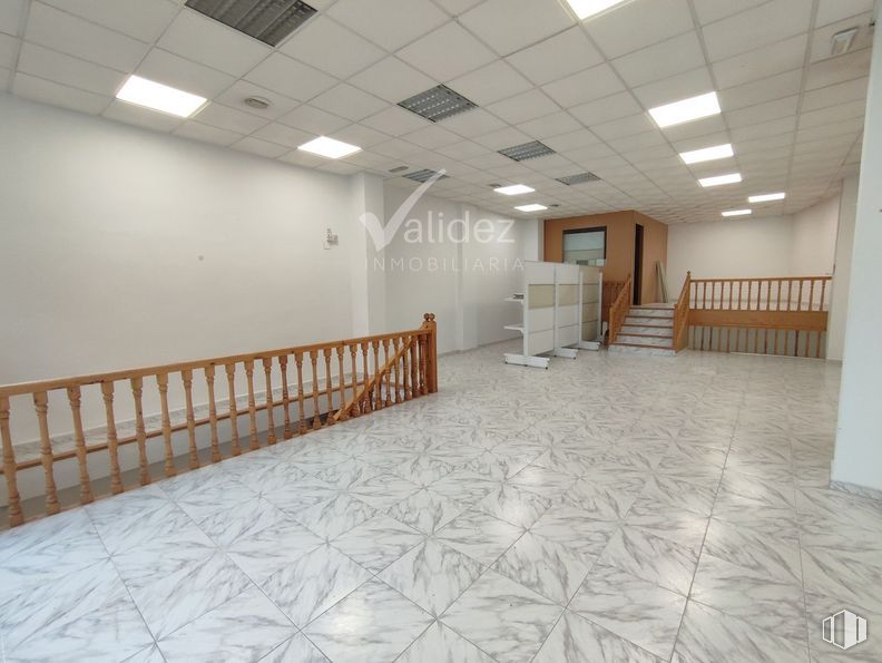 Retail for rent at Zona centro, El Escorial, Madrid, 28280 with fixture, hall, floor, flooring, ceiling, wood, building, event, concrete and tile flooring around