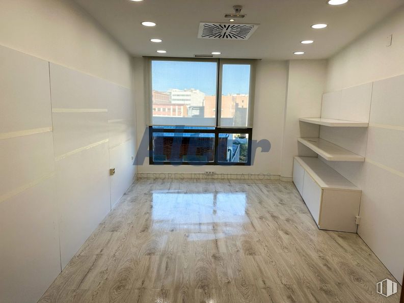 Oficina en venta en Calle Alfonso Gómez, San Blas - Canillejas, Madrid, 28037 con lámpara, ebanistería, madera, edificio, suelos, hall, suelo, televisión, ventana y madera dura alrededor