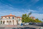 Office for sale at Calle Patrimonio Mundial, Aranjuez, Madrid, 28300 with car, building, cloud, sky, plant, wheel, blue, window, tree and vehicle around