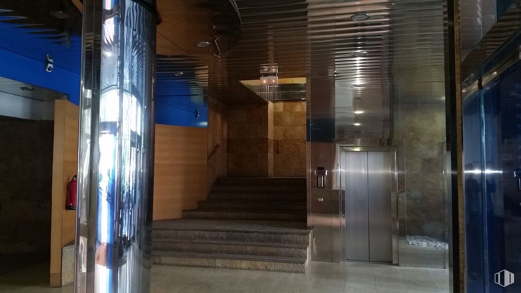 Oficina en alquiler en Zona Tetuán, Tetuán, Madrid, 28020 con madera, suelo, piso, accesorio, edificio, mediante, casa, escaleras, vidrio y techo alrededor