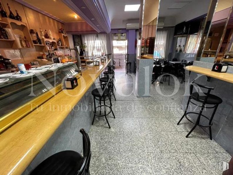 Local en alquiler en 10.604, Calle Bécquer, Móstoles, Madrid, 28932 con silla, mueble, mesa, edificio, interiorismo, suelos, estante, ocio, techo y diseño automovilístico alrededor