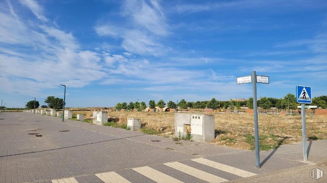 Land for sale at Avenida Bulevar Castilla La Mancha, 24, Marchamalo, Guadalajara, 19180 with cloud, sky, plant, ecoregion, road surface, asphalt, tree, land lot, urban design and thoroughfare around