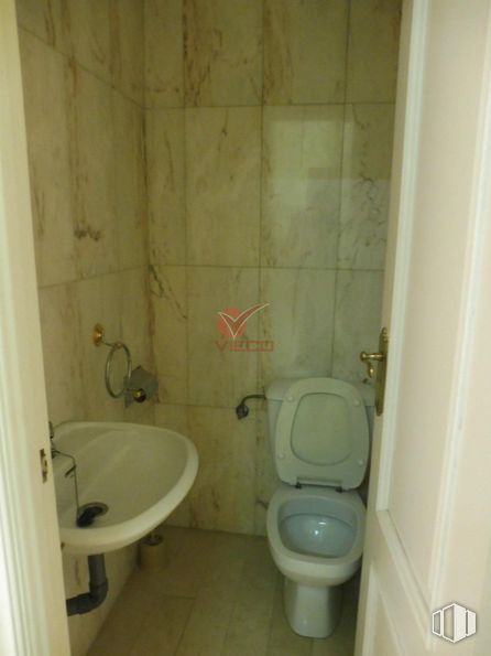 Local en alquiler en Zona Parque del Huécar, Cuenca, 16001 con inodoro, fregadero, bidé, accesorio de fontanería, propiedad, asiento de inodoro, morado, baño, lavabo de baño y negro alrededor