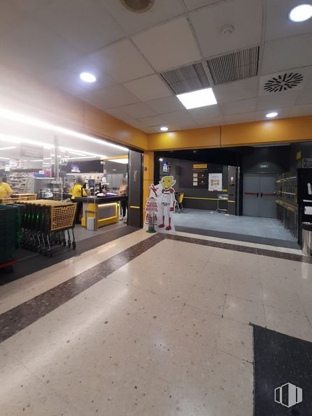 Local en alquiler y venta en Centro Comercial Zoco, Calle Santa Teresa, 1, Arganda del Rey, Madrid, 28500 con edificio, asfalto, superficie de la carretera, pavimento, gas, aparcamiento, ciudad, techo, carretera y casa alrededor