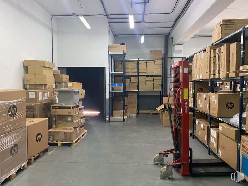 Industrial for sale at Parque Empresarial San Fernando de Henares, San Fernando de Henares, Madrid, 28830 with shipping box, flooring, floor, cardboard packaging, shelving, inventory, warehouse, ceiling, box and cardboard around