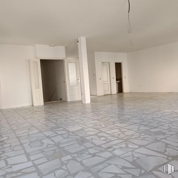 Office for rent at Avenida Constitución, Móstoles, Madrid, 28931 with door, property, tile flooring, fixture, floor, road surface, flooring, composite material, rectangle and ceiling around