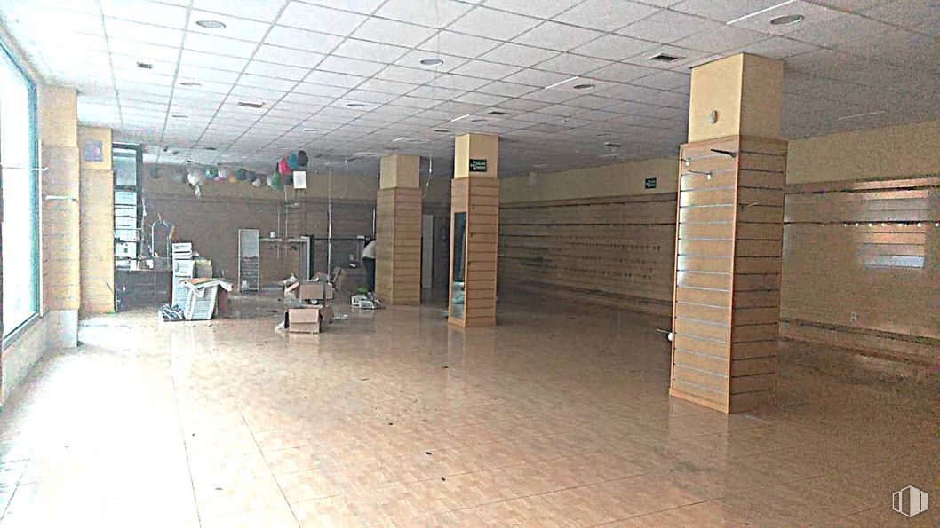 Retail for rent at Calle Parque Bujaruelo, Alcorcón, Madrid, 28924 with floor, flooring, ceiling, tile flooring, tile, hall, building material, light fixture, cleanliness and fluorescent lamp around