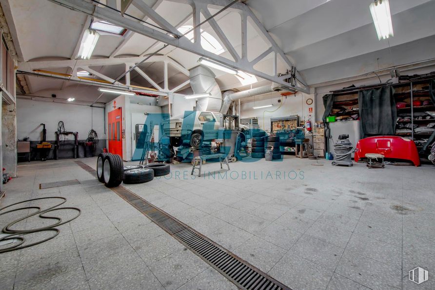 Local en venta en Calle Matilde Landa, Tetuán, Madrid, 28029 con edificio, diseño automovilístico, vehículo de motor, neumático de automoción, suelo, suelos, ocio, aparcamiento, ingeniería y servicio alrededor