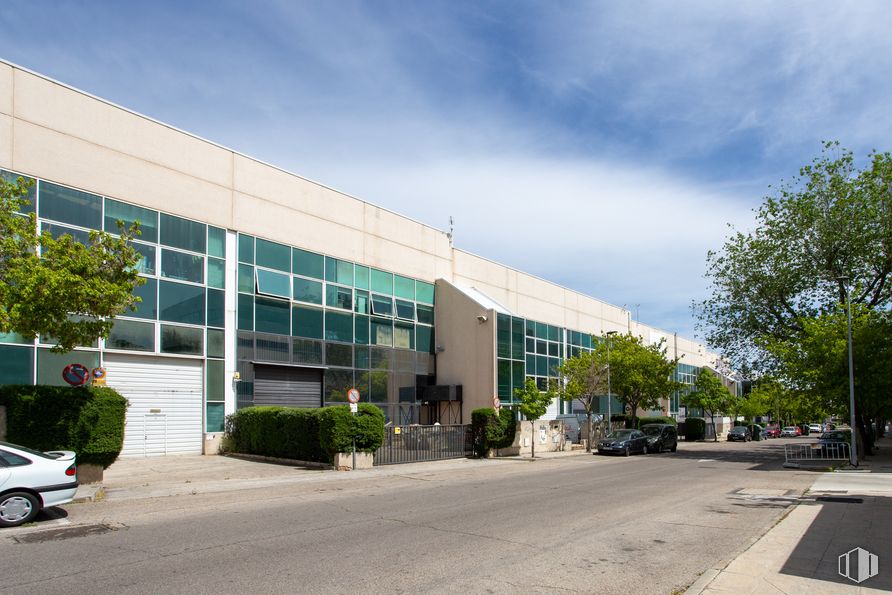 Oficina en alquiler en Calle Lanzarote, 9-13, San Sebastián de los Reyes, Madrid, 28700 con coche, edificio, cielo, nube, planta, árbol, sombra, casa, vehículo y diseño urbano alrededor