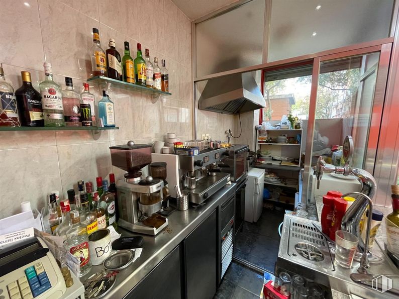 Local en venta en Barrio del Pilar, Fuencarral - El Pardo, Madrid, 28029 con botella, cocina, aparato de cocina, encimera, interiorismo, cocina, electrodoméstico, edificio, barware y estante alrededor