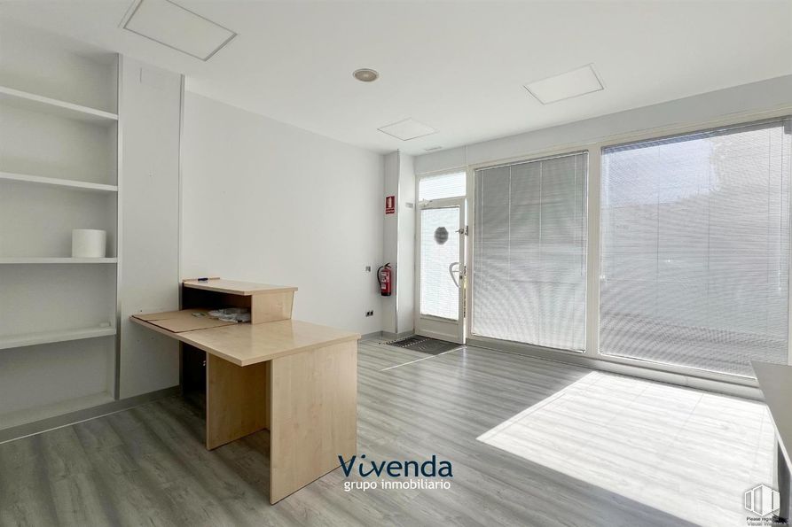 Retail for rent at Calle Villaamil, Móstoles, Madrid, 28934 with desk, window blind, bookcase, flooring, floor, wood, interior design, ceiling, apartment and wood flooring around