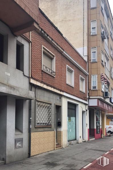 Retail for rent at Avenida Pio XII, 70, Talavera de la Reina, Toledo, 45600 with building, window, property, fixture, brick, urban design, door, neighbourhood, wood and road surface around