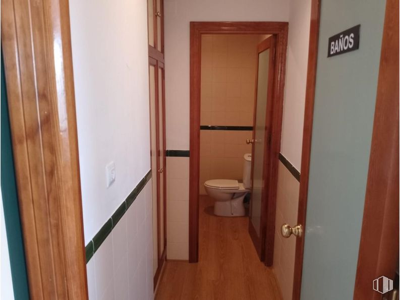 Retail for sale & for rent at Avenida Juan Carlos I, Cuenca, 16004 with toilet, fixture, building, wood, handle, door, bathroom, wall, flooring and hardwood around