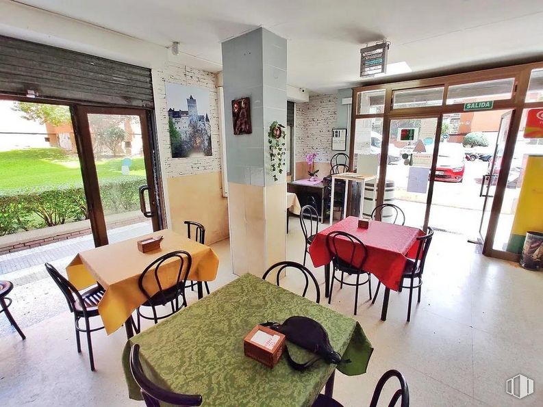 Local en alquiler en Calle Utrillas, Hortaleza, Madrid, 28043 con silla, mesa, mesa de cocina y comedor, mesa, mueble, propiedad, planta, edificio, madera y marco alrededor