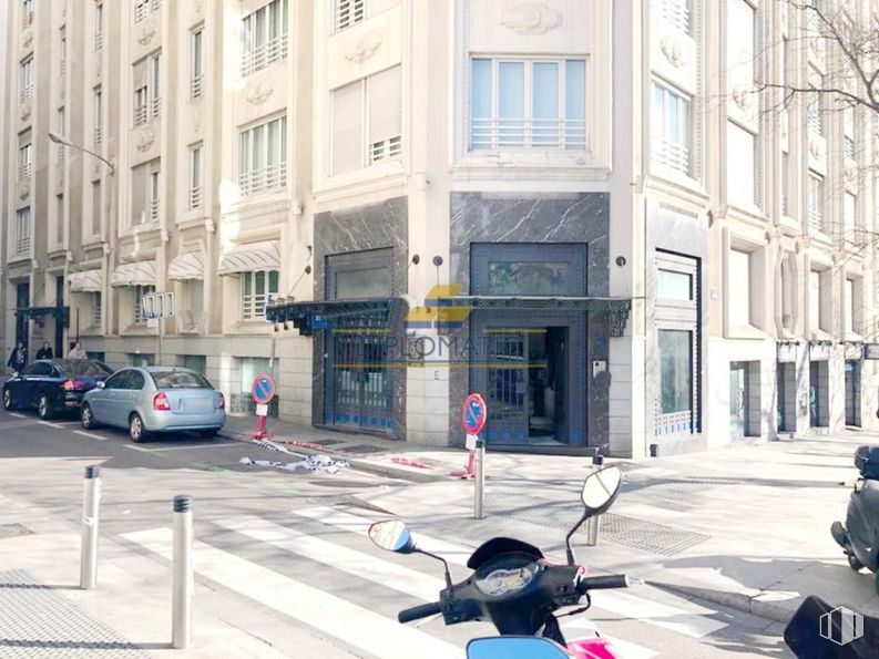 Local en alquiler y venta en Zona Cortes, Centro, Madrid, 28014 con coche, edificio, motocicleta, ventana, infraestructura, arquitectura, diseño urbano, vehículo, condominio y superficie de carretera alrededor