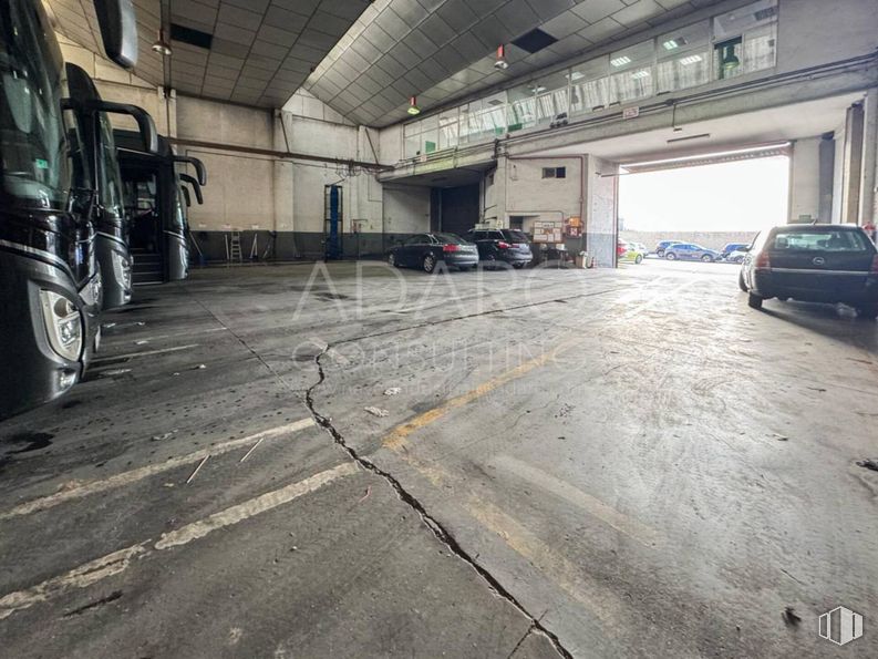 Industrial for rent at Zona Vallecas, Villa de Vallecas, Madrid, 28031 with car, motor vehicle, automotive lighting, automotive parking light, automotive tire, parking lot, parking, automotive wheel system, automotive mirror and family car around