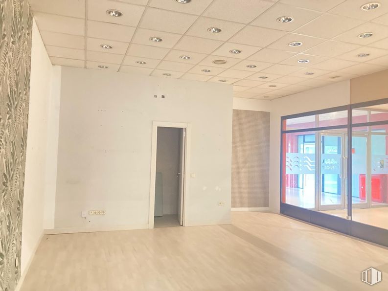 Retail for rent at Centro El Portachuelo, Colmenar Viejo, Madrid, 28770 with door, flooring, wall, floor, ceiling, interior design, light fixture, composite material, hall and tile flooring around