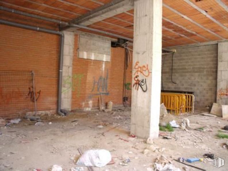 Retail for sale at Zona Centro, Valdemoro, Madrid, 28340 with animal, building, wood, floor, building material, wall, brickwork, pollution, flooring and house around