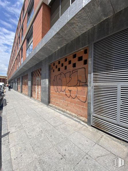 Local en alquiler y venta en Paseo Doctor Fernández Iparraguirre, Guadalajara, 19001 con edificio, ventana, persiana de la ventana, madera, cielo, superficie de la carretera, nube, albañilería, asfalto y ladrillo alrededor