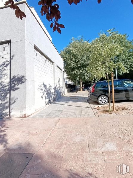 Retail for sale & for rent at Zona Soto de Henares, Torrejón de Ardoz, Madrid, 28850 with sky, building, property, tire, wheel, car, road surface, plant, architecture and asphalt around