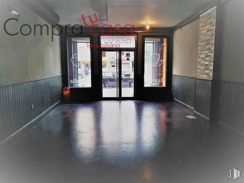 Retail for rent at Paseo Conde de Sepulveda, Segovia, 40002 with door, fixture, lighting, flooring, building, floor, hall, gas, ceiling and glass around