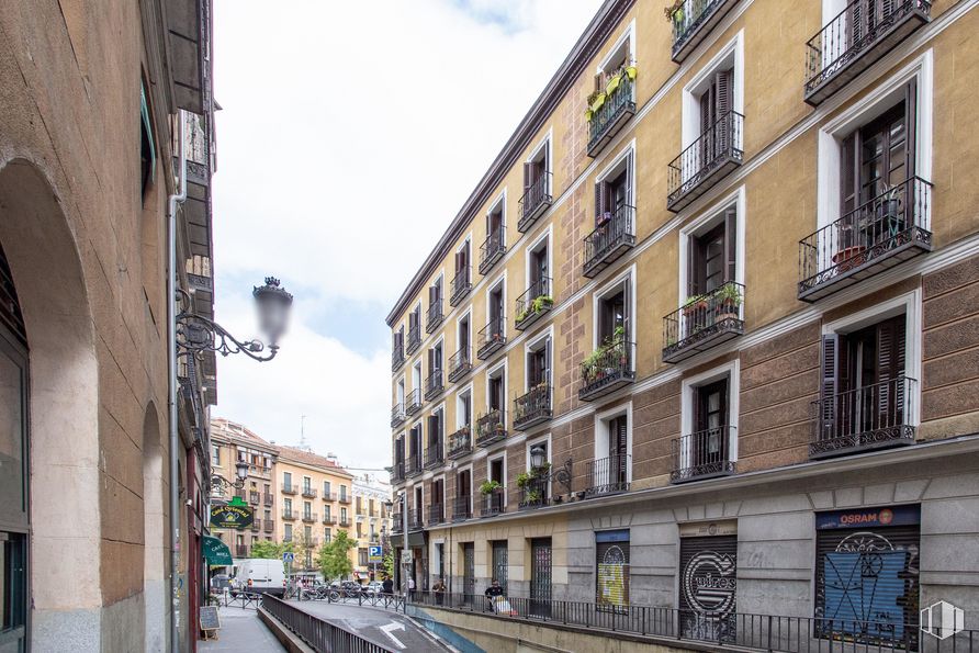 Local en alquiler en Zona Palacio, Centro, Madrid, 28013 con edificio, ventana, cielo, nube, infraestructura, superficie de la carretera, diseño urbano, vía pública, barrio y vehículo alrededor