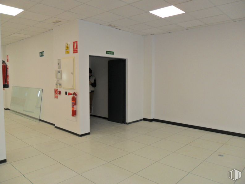 Office for rent at Edificio 1B (22-B), Calle Casas de Miravete, 22-24, Villa de Vallecas, Madrid, 28031 with light fixture, lighting, flooring, floor, wall, ceiling, interior design, composite material, tile flooring and tile around