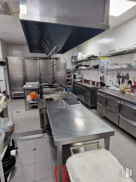 Local en venta en Calle Berro, Tres Cantos, Madrid, 28760 con ebanistería, mesa, cocina, diseño automovilístico, encimera, suelo, suelos, mesa de cocina y comedor, aparato de cocina y ingeniería alrededor