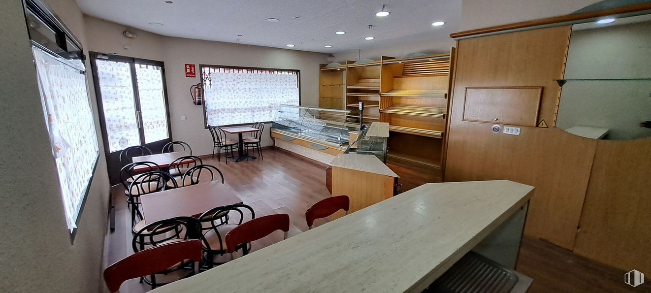 Retail for rent at Calle Panaderos, Manzanares el Real, Madrid, 28410 with table, furniture, window, chair, wood, interior design, architecture, kitchen, flooring and cabinetry around