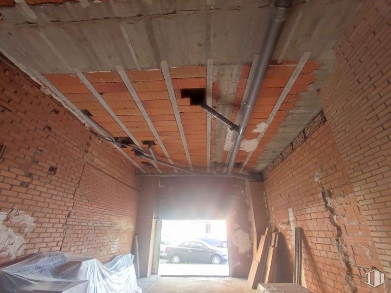 Retail for rent at Calle Alonso Quijano, Fuencarral - El Pardo, Madrid, 28034 with car, wood, floor, wall, brickwork, beam, brick, flooring, ceiling and house around