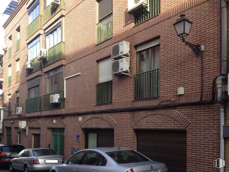 Office for sale at Calle Covarrubias, Toledo, 45003 with car, window, neighbourhood, apartment, automotive parking light, urban design, door, brickwork, brick and family car around