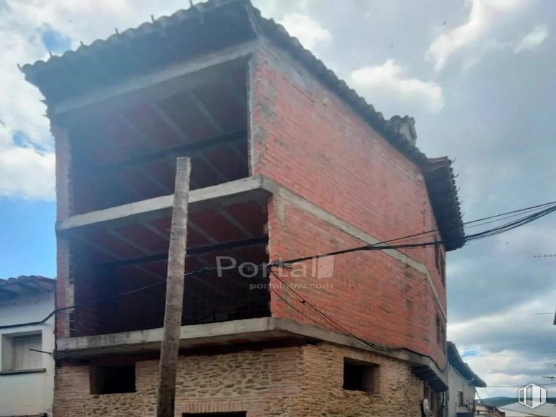 Industrial for sale at Calle Empedrada, Arenas de San Pedro, Ávila, 05400 with building, cloud, sky, window, wood, neighbourhood, material property, residential area, brick and real estate around